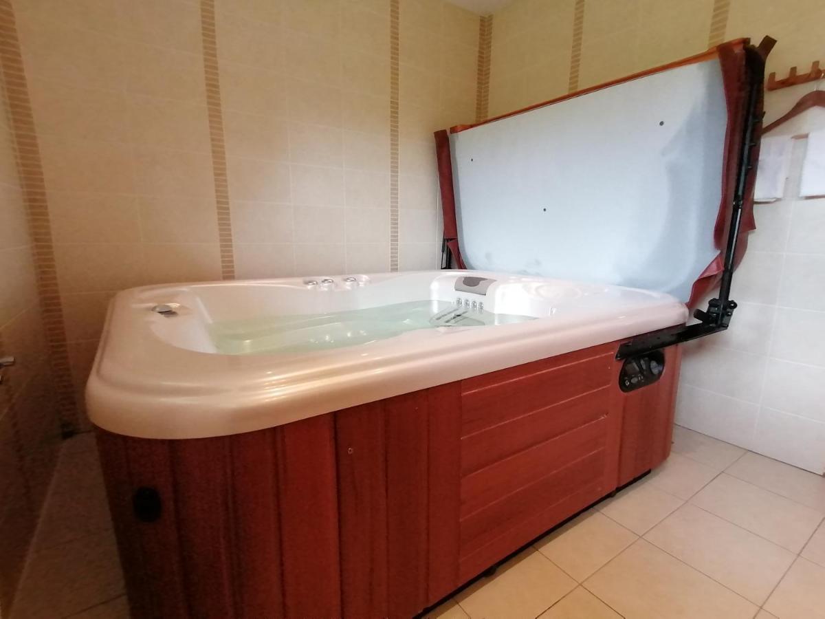 L'Atelier D'Arthur - Gite Chaleureux Avec Jacuzzi. Tenneville Exterior foto